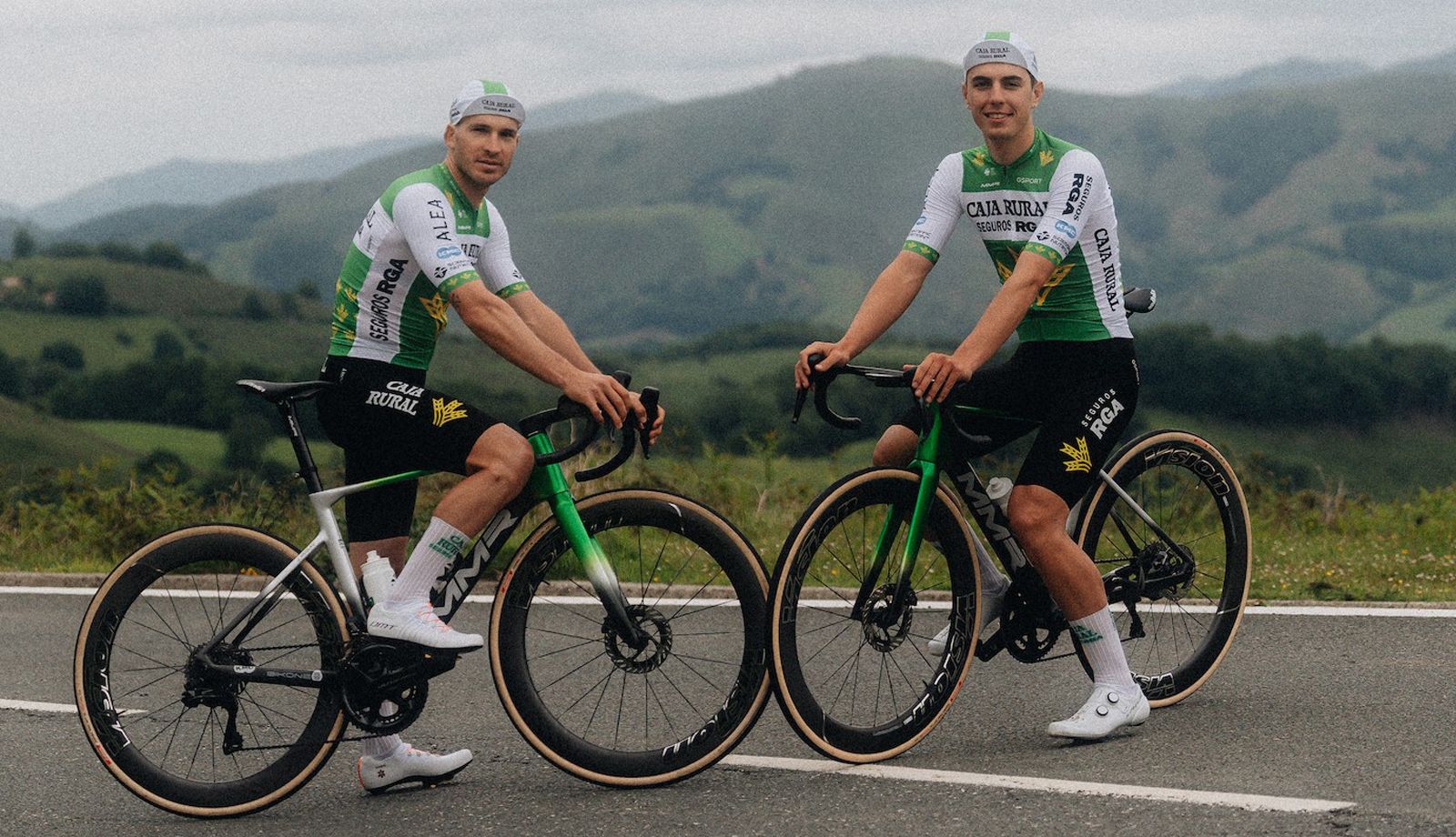 Caja Rural-Seguros RGA presenta su equipación para el Tour de Francia