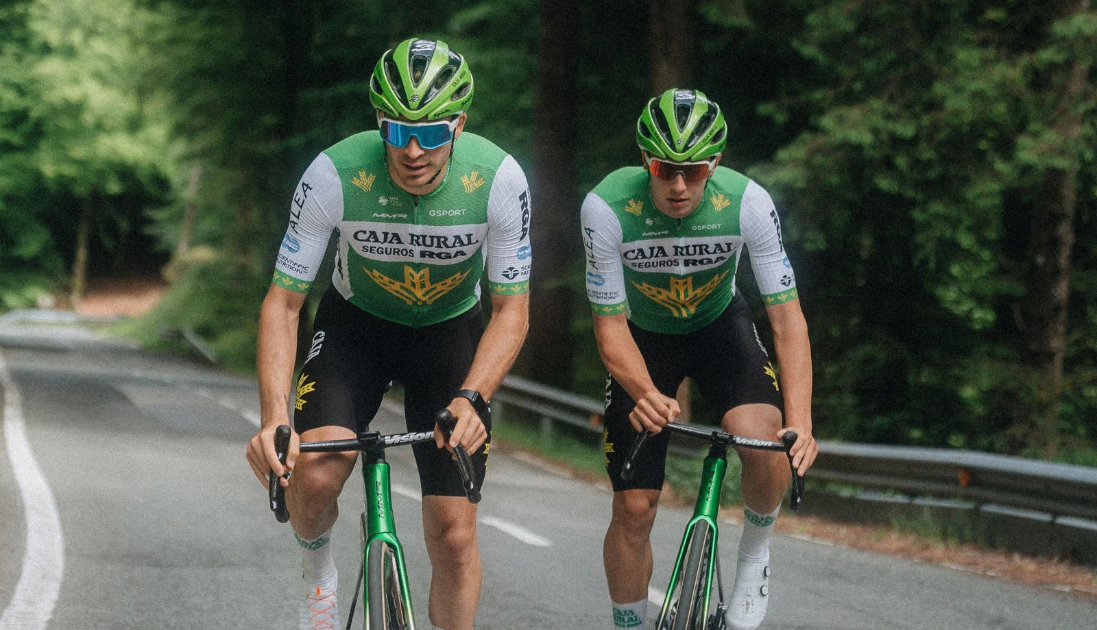 Caja Rural-Seguros RGA presenta su equipación para el Tour de Francia