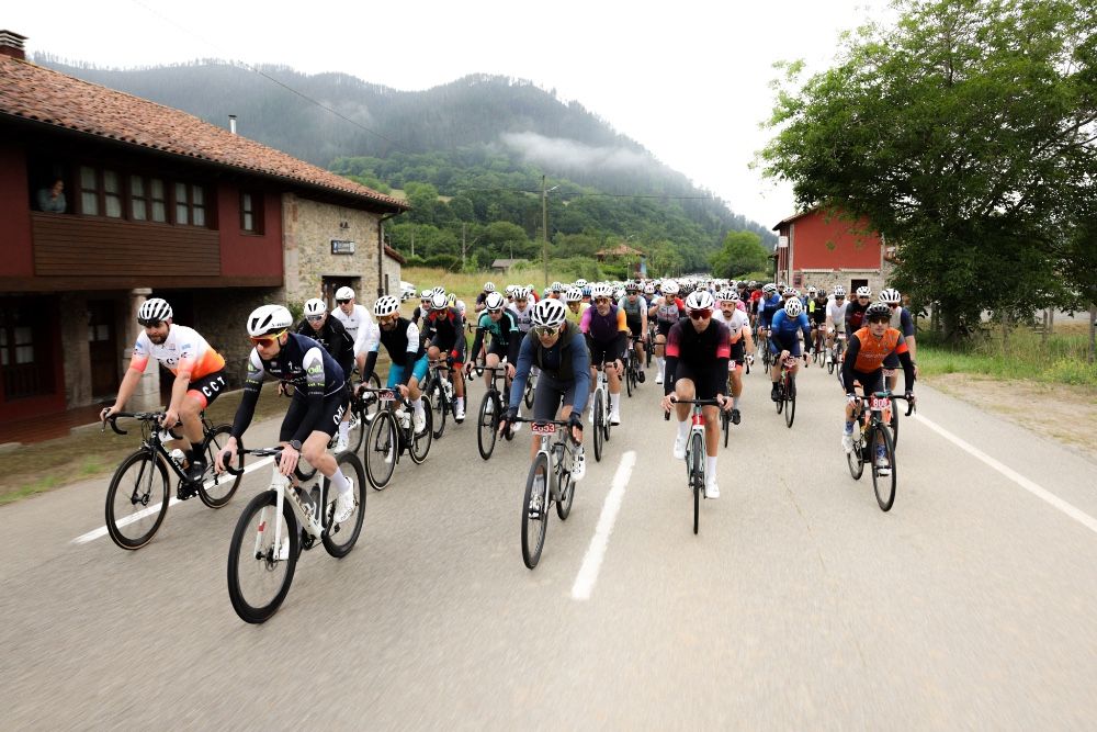 Más de 3.000 cicloturistas conquistan los Lagos de Covadonga
