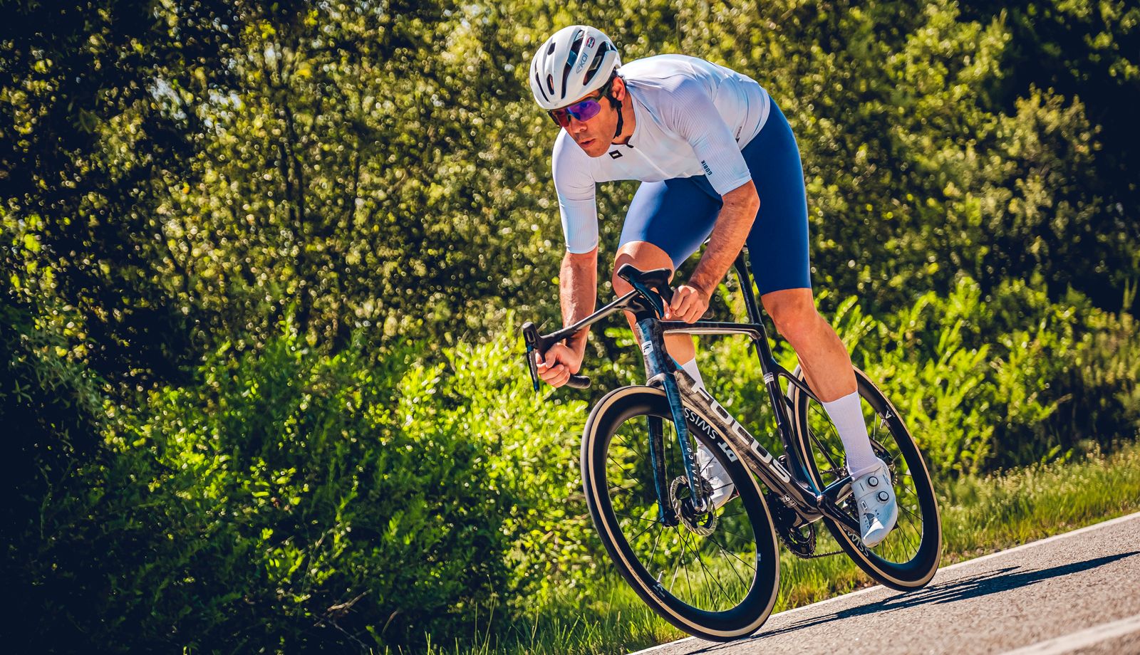 Miguel Ängel viste CASCO: Ekoï Crystal, MAILLOT: Gobik Reactive Gossy, CULOTE: Gobik Ultralite 2.0, ZAPATILLAS: Shimano RC09, GAFAS: Shimano Technium L.