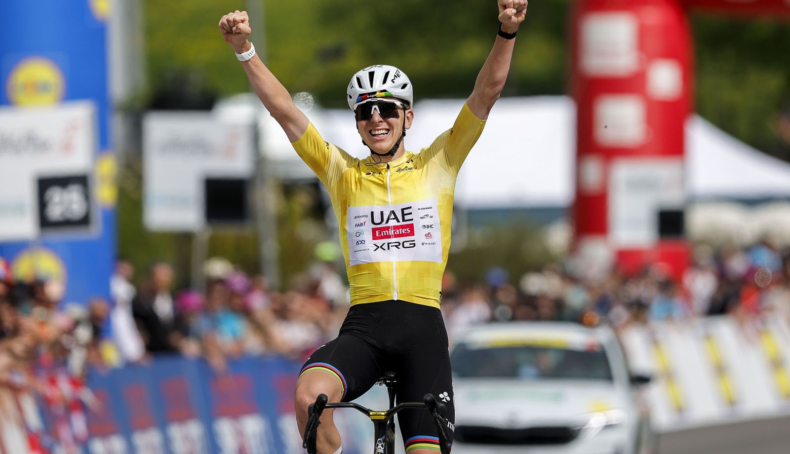 Tadej Pogacar celebrando una de sus victorias en el pasado Tour de Romandia