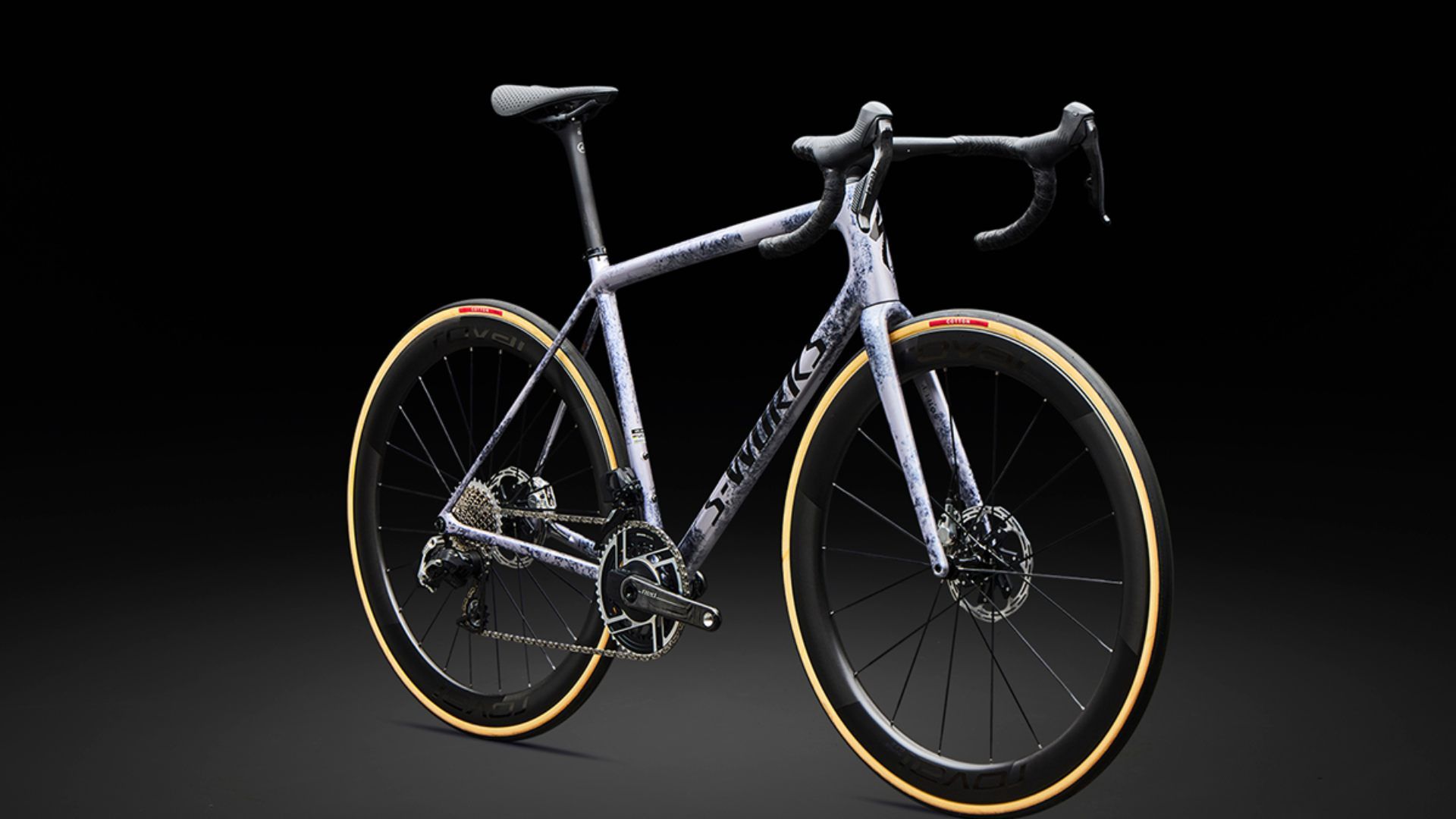 Aethos 2  nueva configuración con ruedas Rapide y cascos Replica