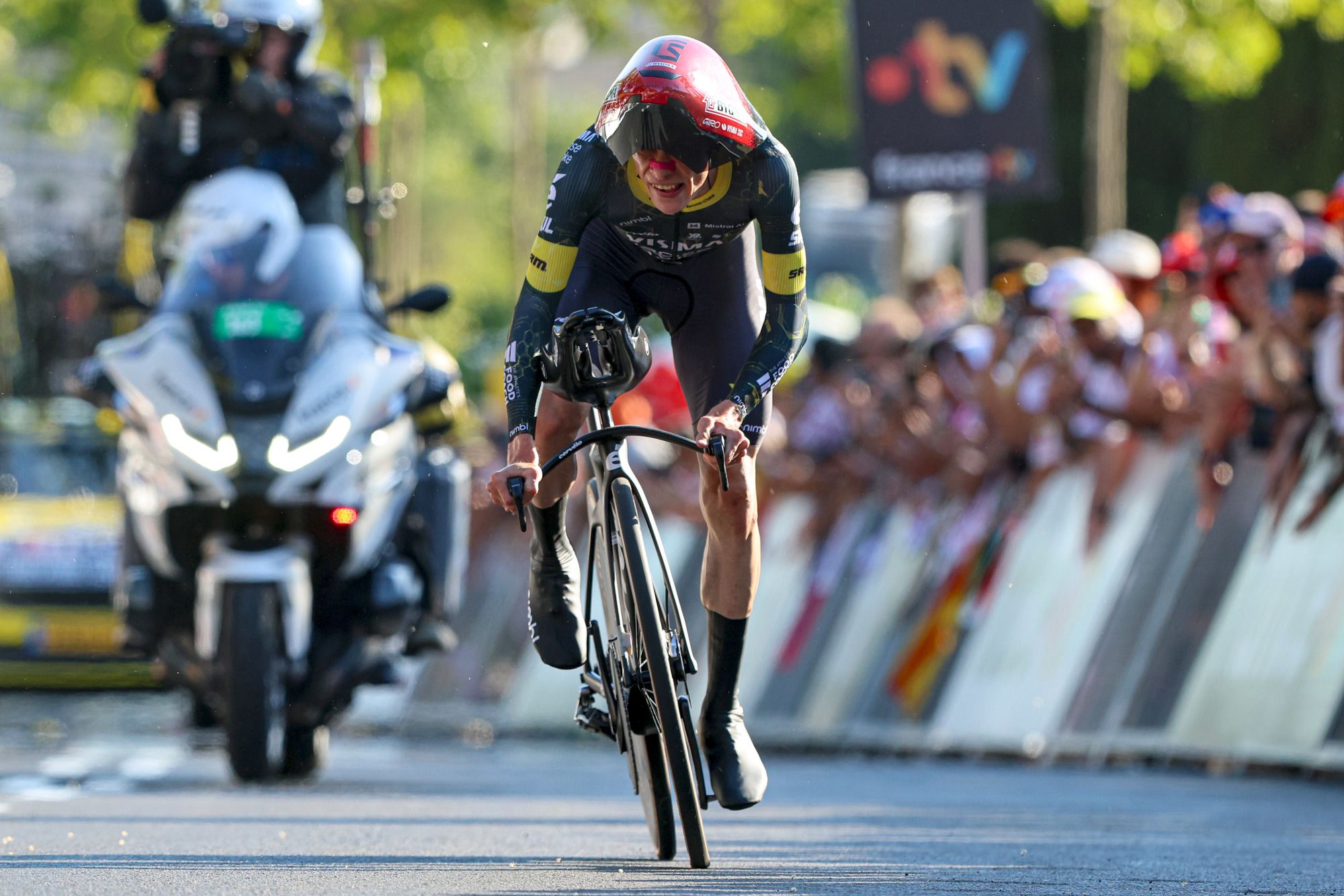 Vingegaard toma Barcelona y viste de amarillo al Visma en el primer golpe del Tour