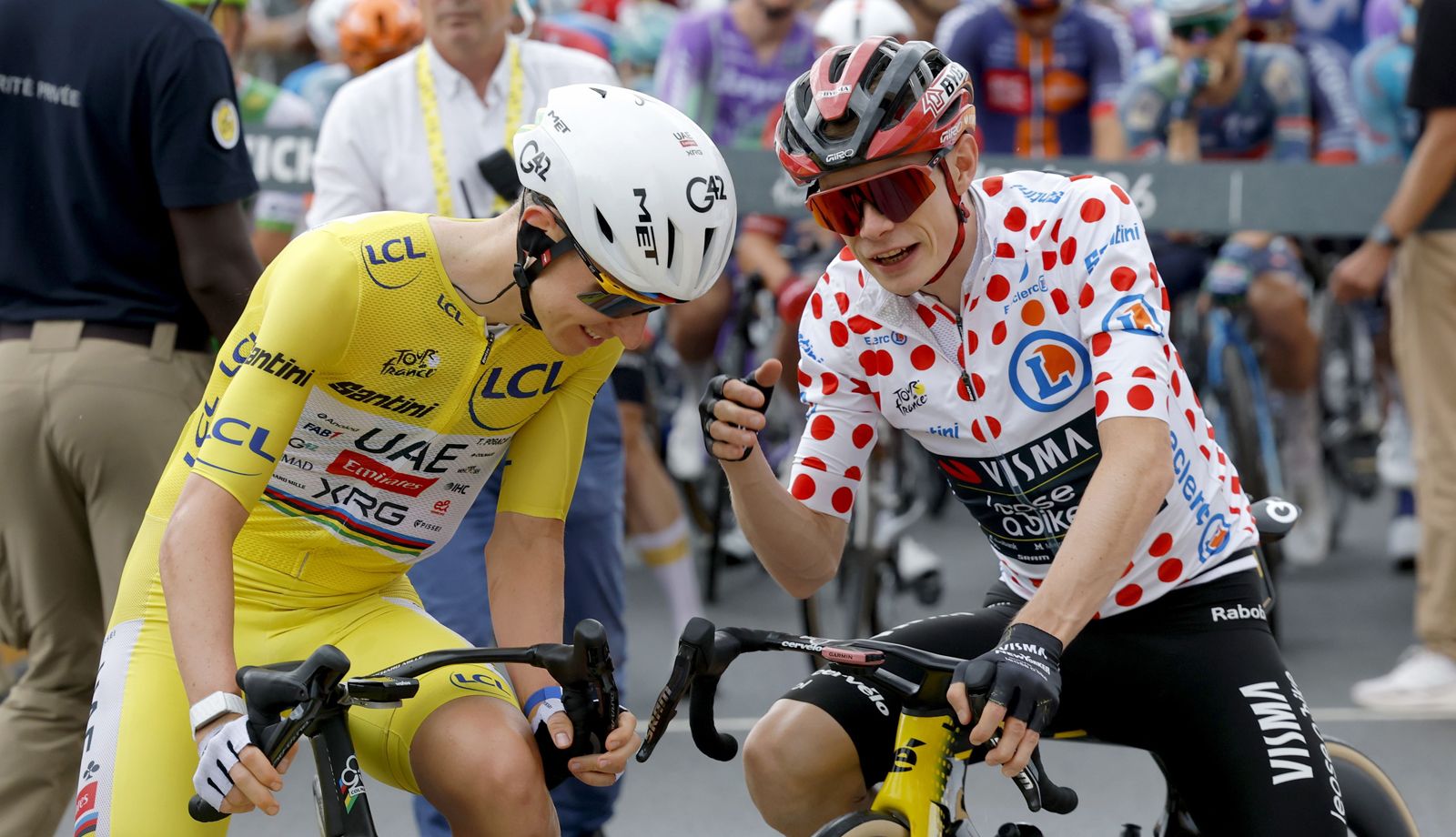 Jonas Vingegaard hablando con Tadej Pogacar al inicio de una etapa del Tour