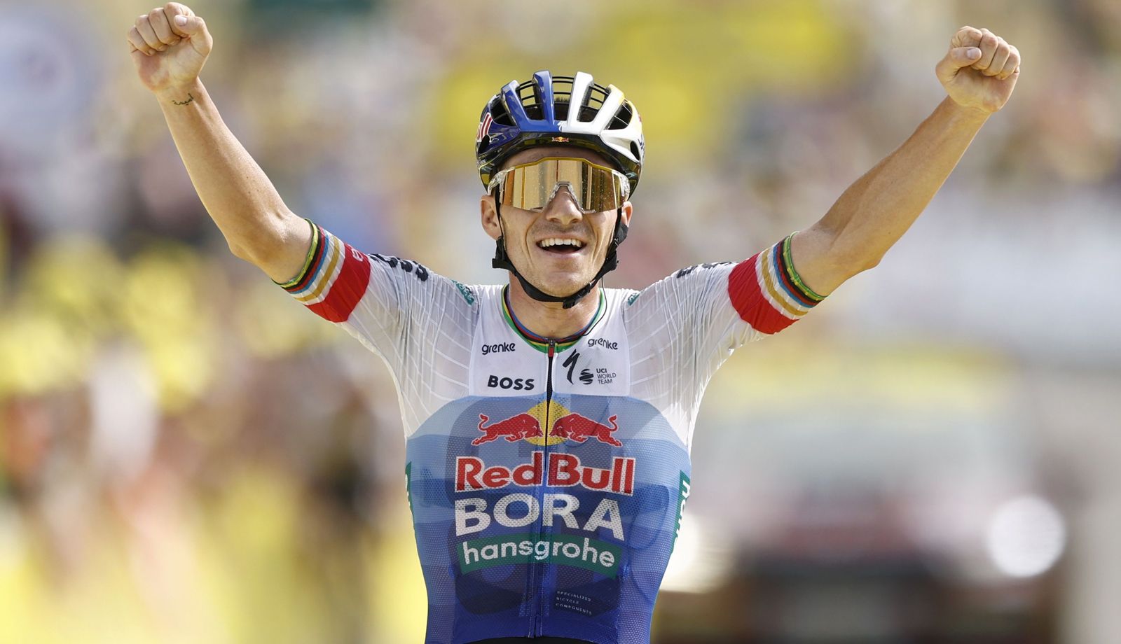 Remco Evenepoel celebrando su victoria en Plateau de Solaison