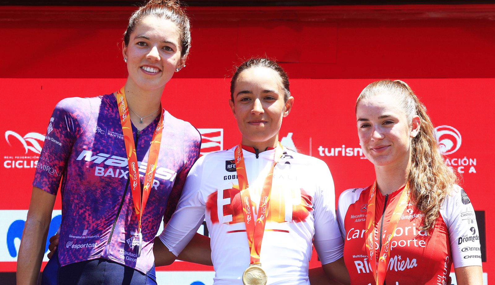 La campeona de España sub23 Ayala Serrano -en el centro de la imagen- correrá en el LABORAL Kutxa Euskadi en 2027 y 2028