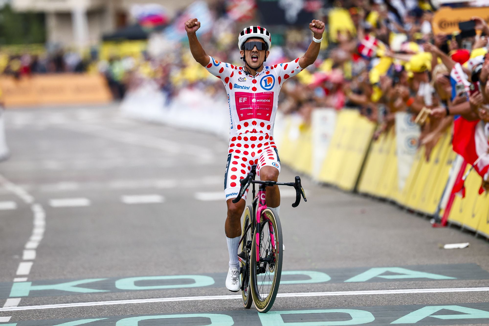 Richard Carapaz conquista Alpe d’Huez y se corona rey de la montaña del Tour
