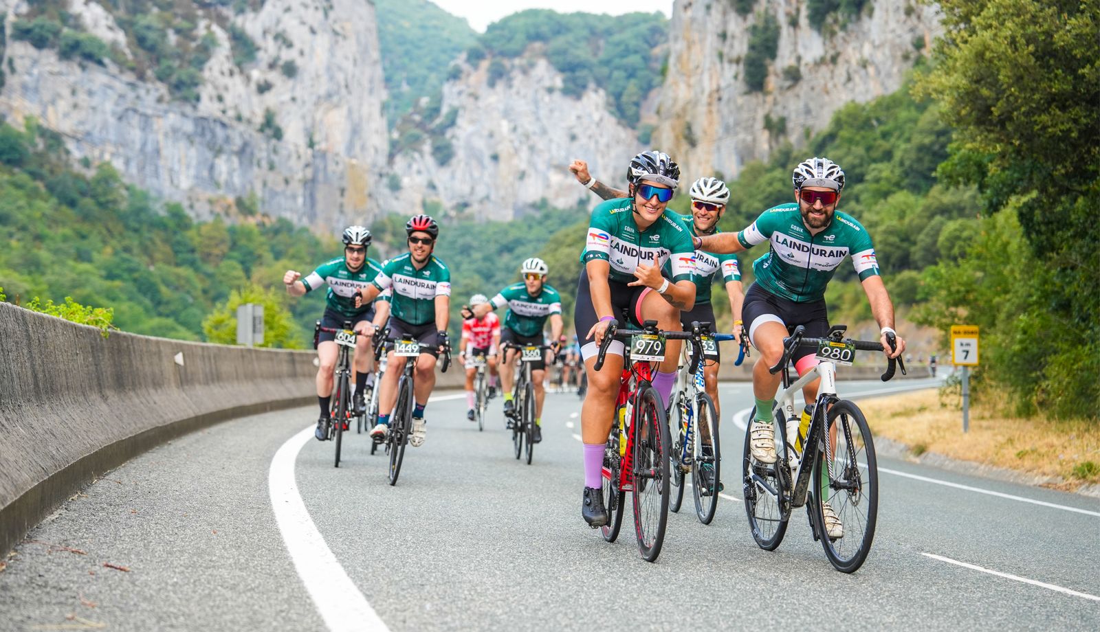 La Indurain reúne a 1.730 ciclistas en una edición marcada por la emoción y el homenaje al ciclismo