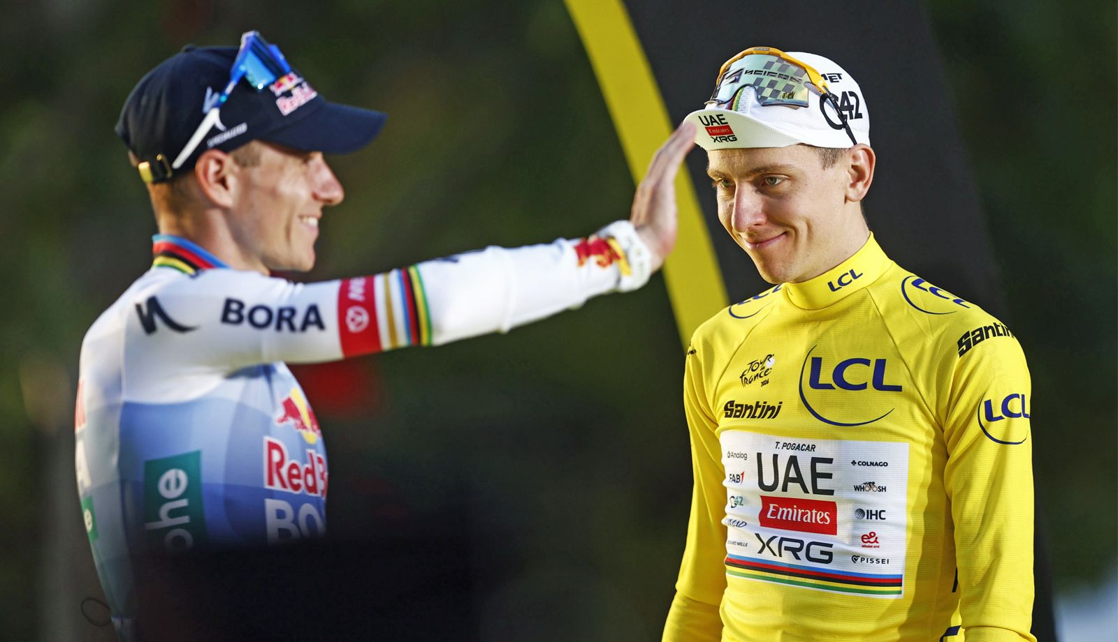Evenepoel y Pogacar en el podio de París