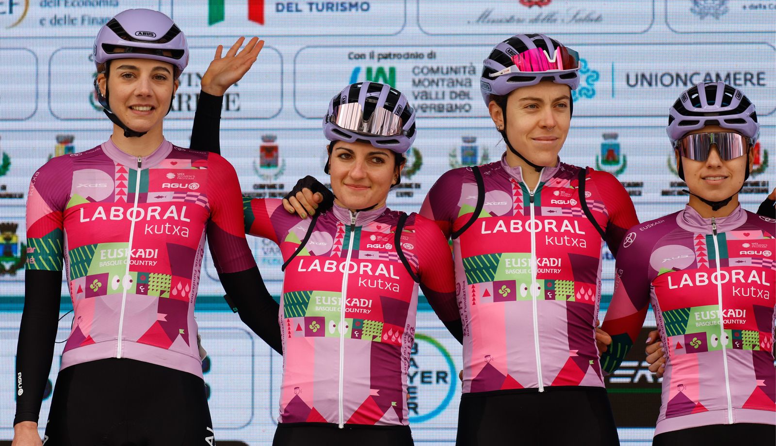 Usoa Ostolaza -en la imagen, segunda por la derecha- líder del LABORAL Kutxa Euskadi para el Tour de Francia