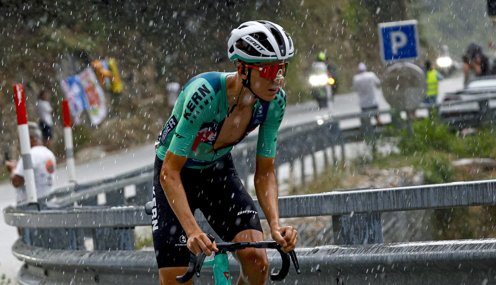 Mats Wenzel, pedaleando escapado bajo la tormenta