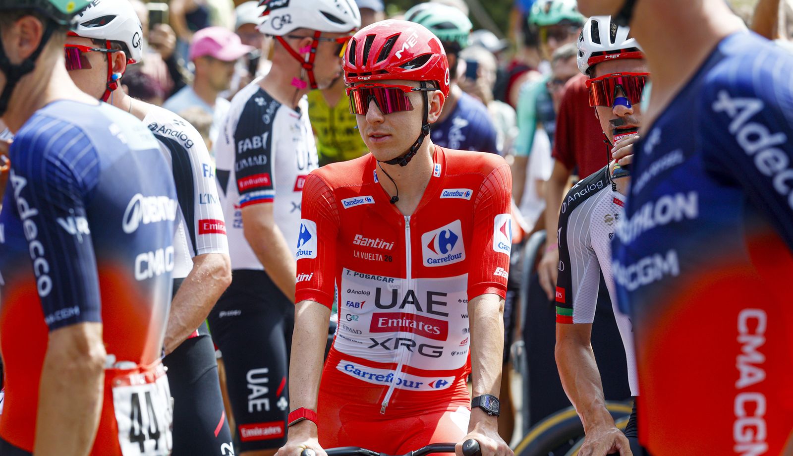 Tadej Pogacar, con el maillot rojo de líder, antes del inicio de la 3ª etapa de La Vuelta 2026 Tadej Pogacar, con el maillot rojo de líder, antes del inicio de la 3ª etapa de La Vuelta 2026