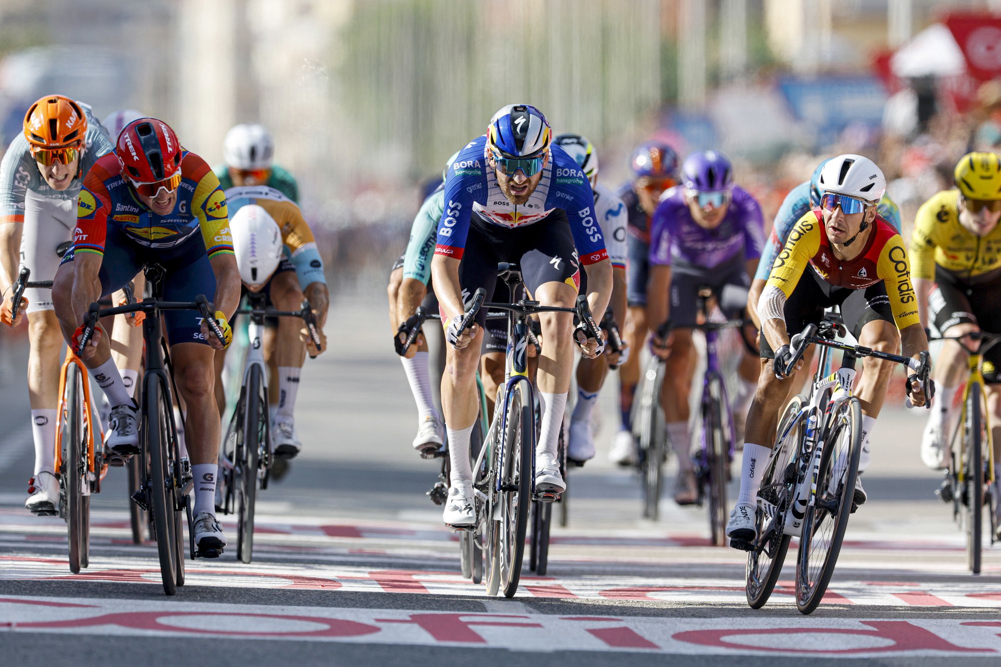 Coquard gana en Xeraco el día que Pogacar dejó La Vuelta y Enric Mas se vistió de rojo Coquard gana en Xeraco el día que Pogacar dejó La Vuelta y Enric Mas se vistió de rojo