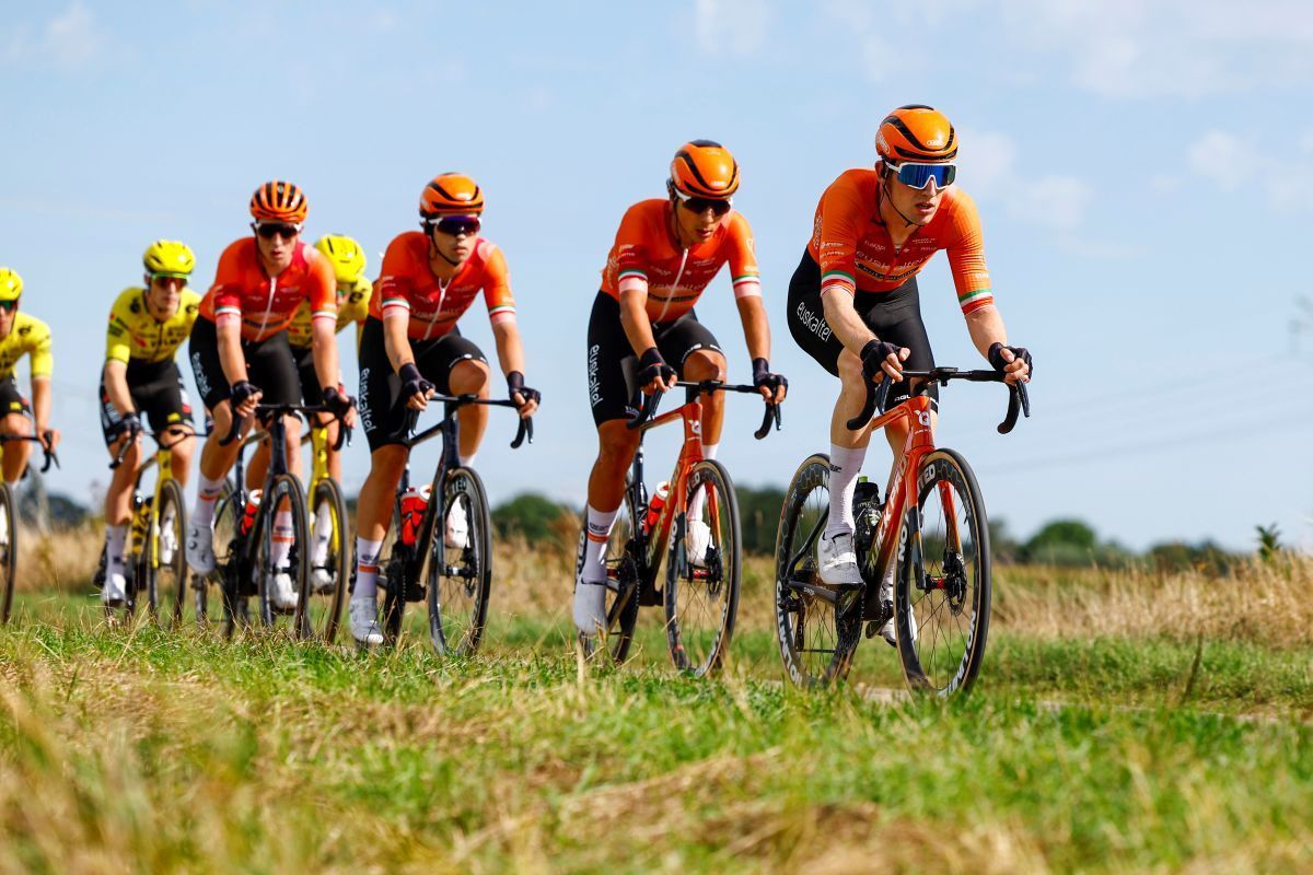 Axel van der Tuuk se sube al podio final del ZLM Tour
