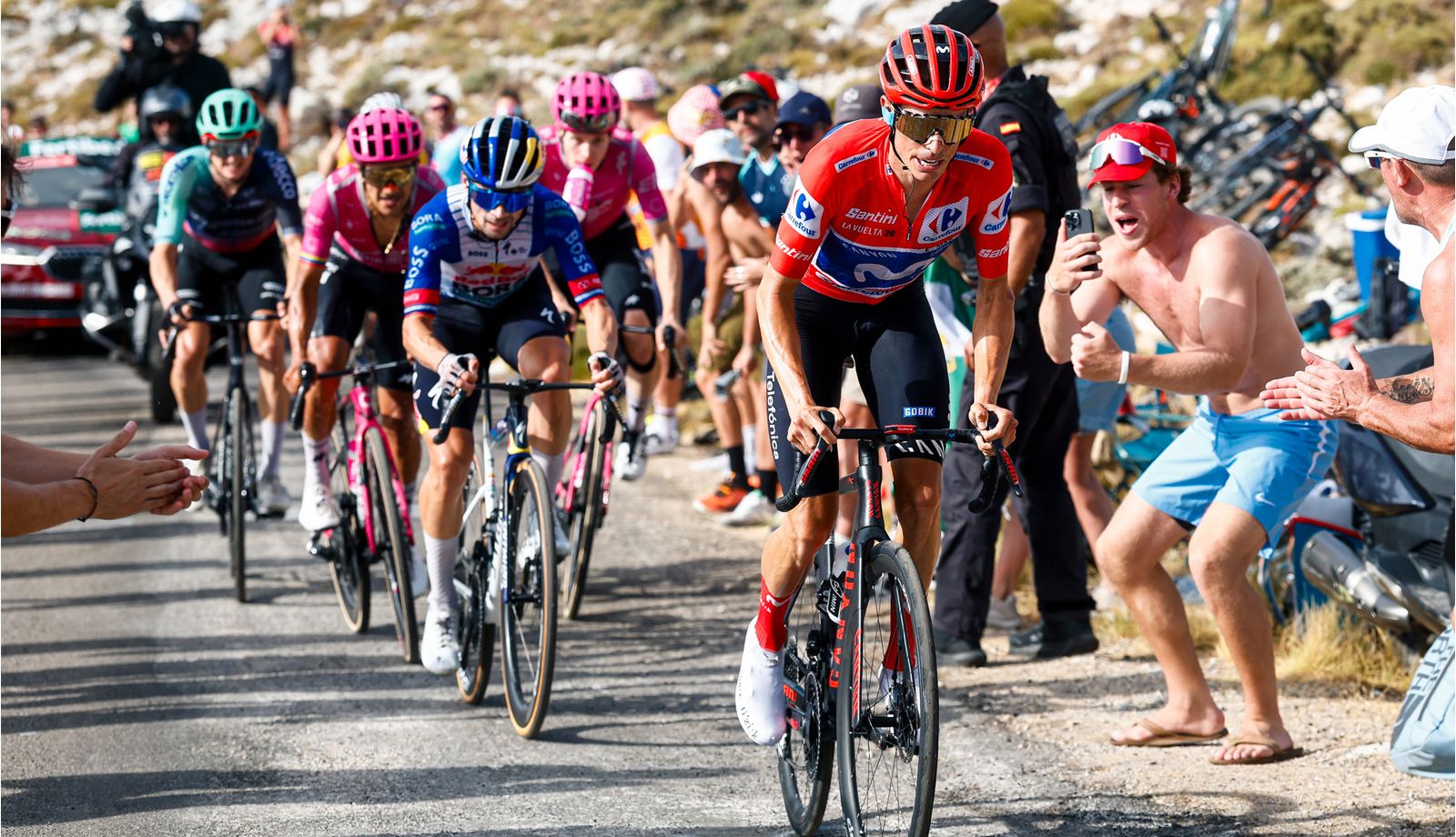 Enric Mas. sólido líder de La Vuelta, seguido de Roglic, Carapaz y Gall en la subida a Sierra de La Pandera