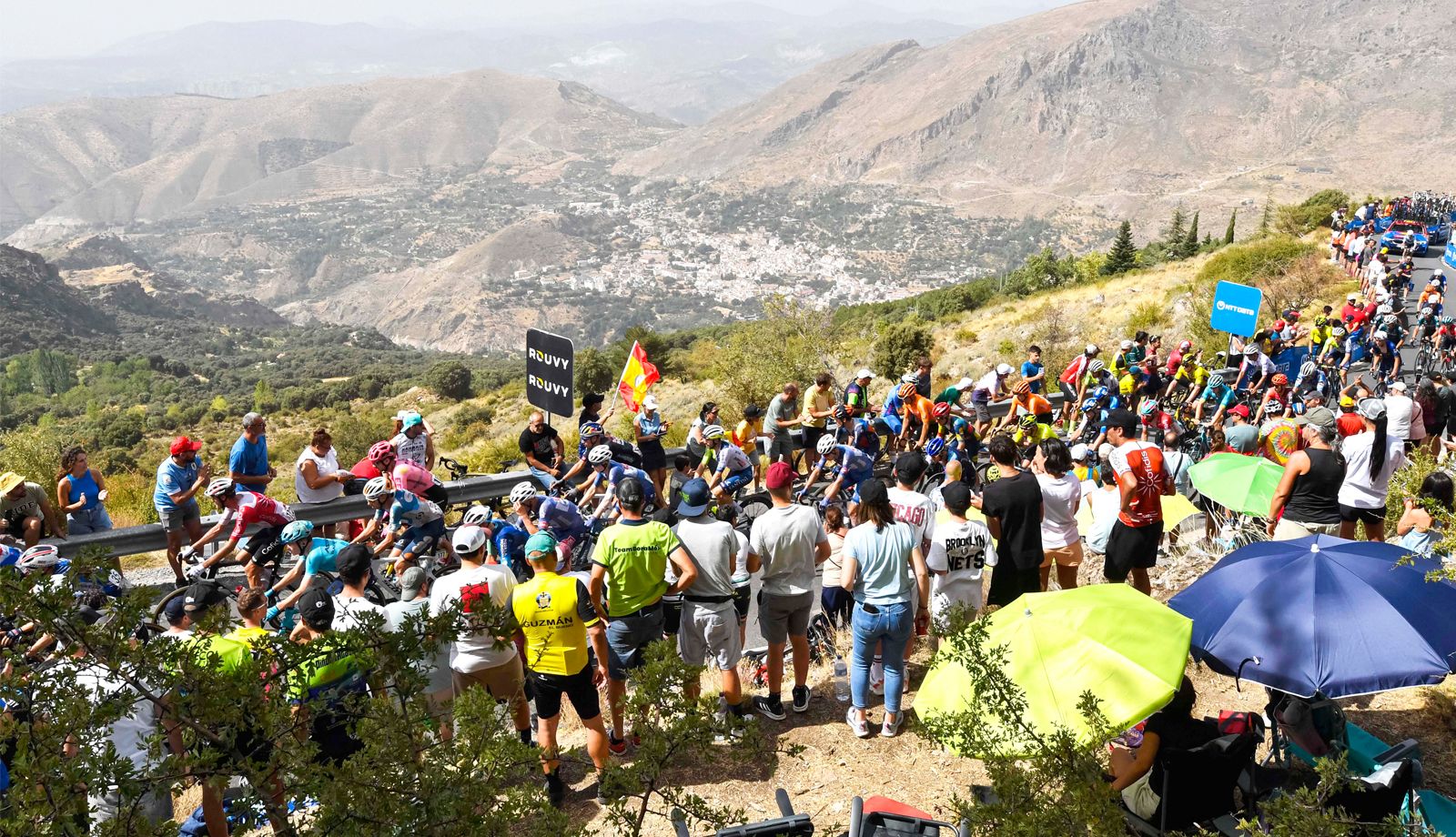 Subida al Alto de Hazallanas en La Vuelta 2024, en una etapa ganada por Adam Yates.