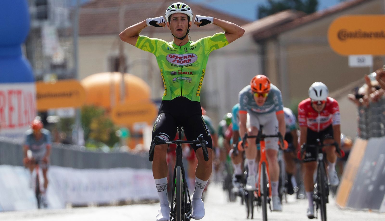 Filippo D´Aiuto aguanta desde la fuga y firma una heroica victoria en el Giro de los Abruzos