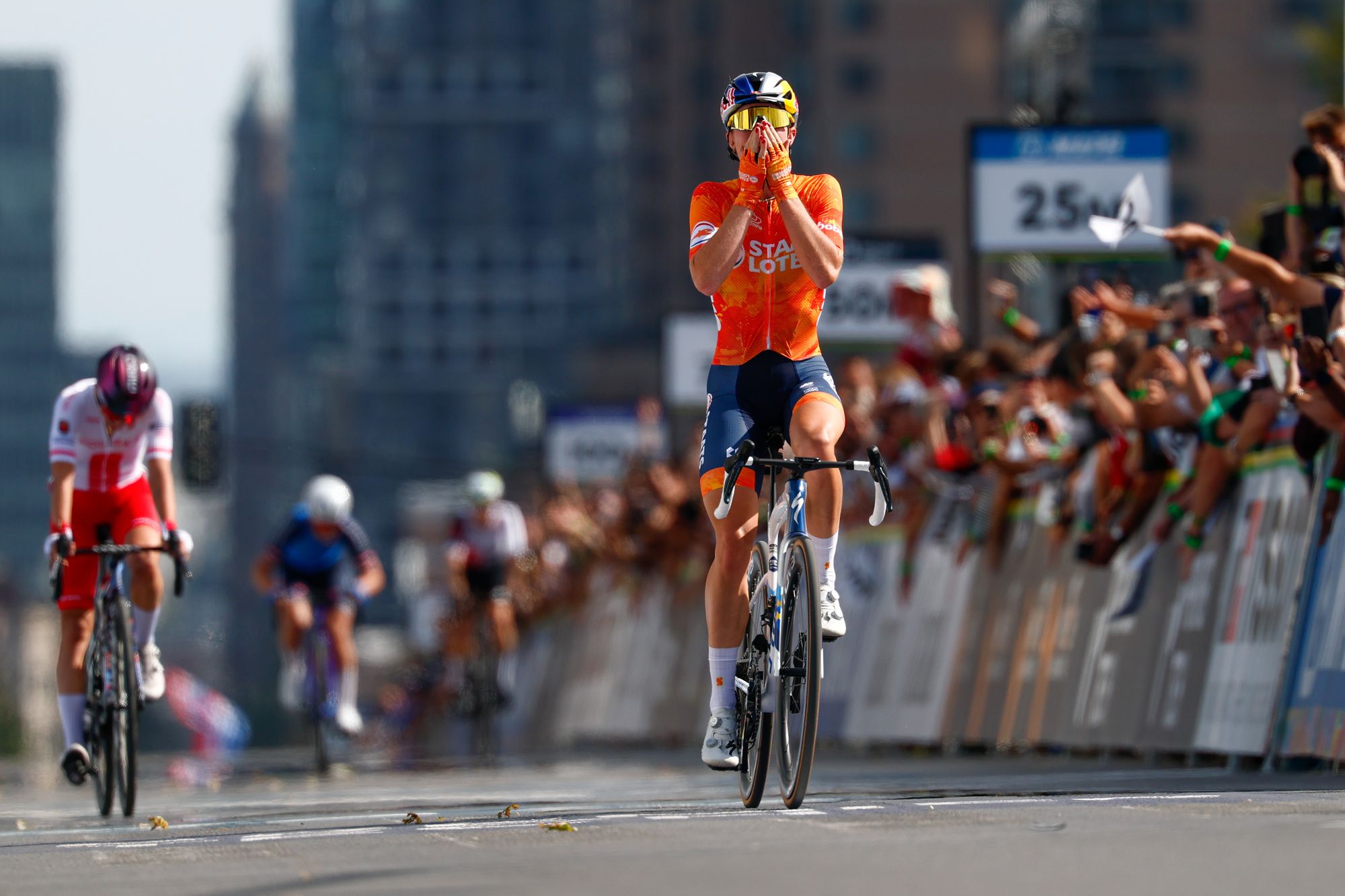 Demi Vollering conquista el arcoíris en Montreal en un Mundial marcado por la caída de Paula Blasi
