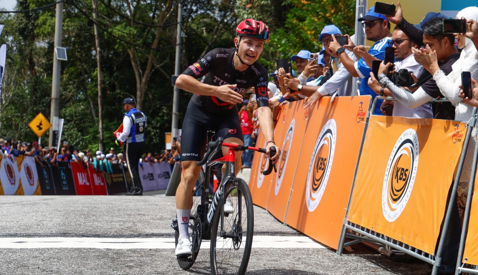 Lennart Jasch domina en el primer final en alto en Langkawi por delante de Balderstone