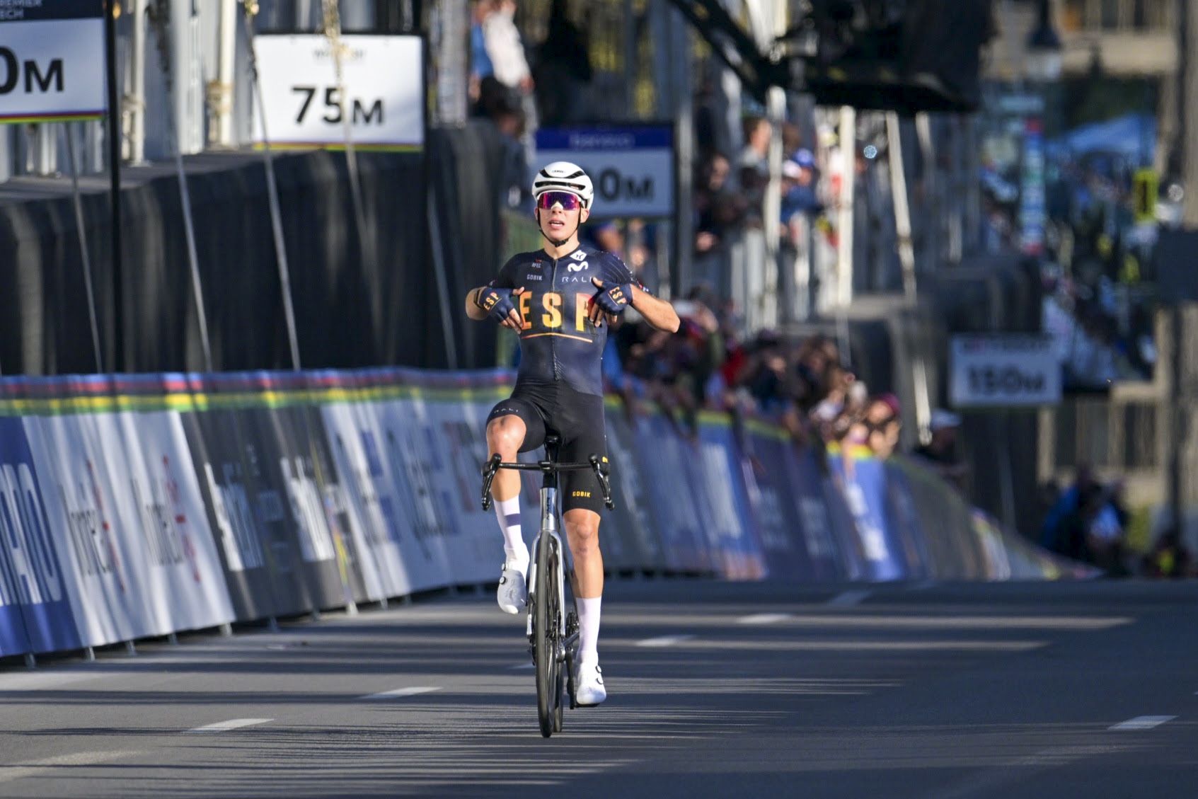 Benjamín Noval celebrando su victoria en la prueba en ruta junior  