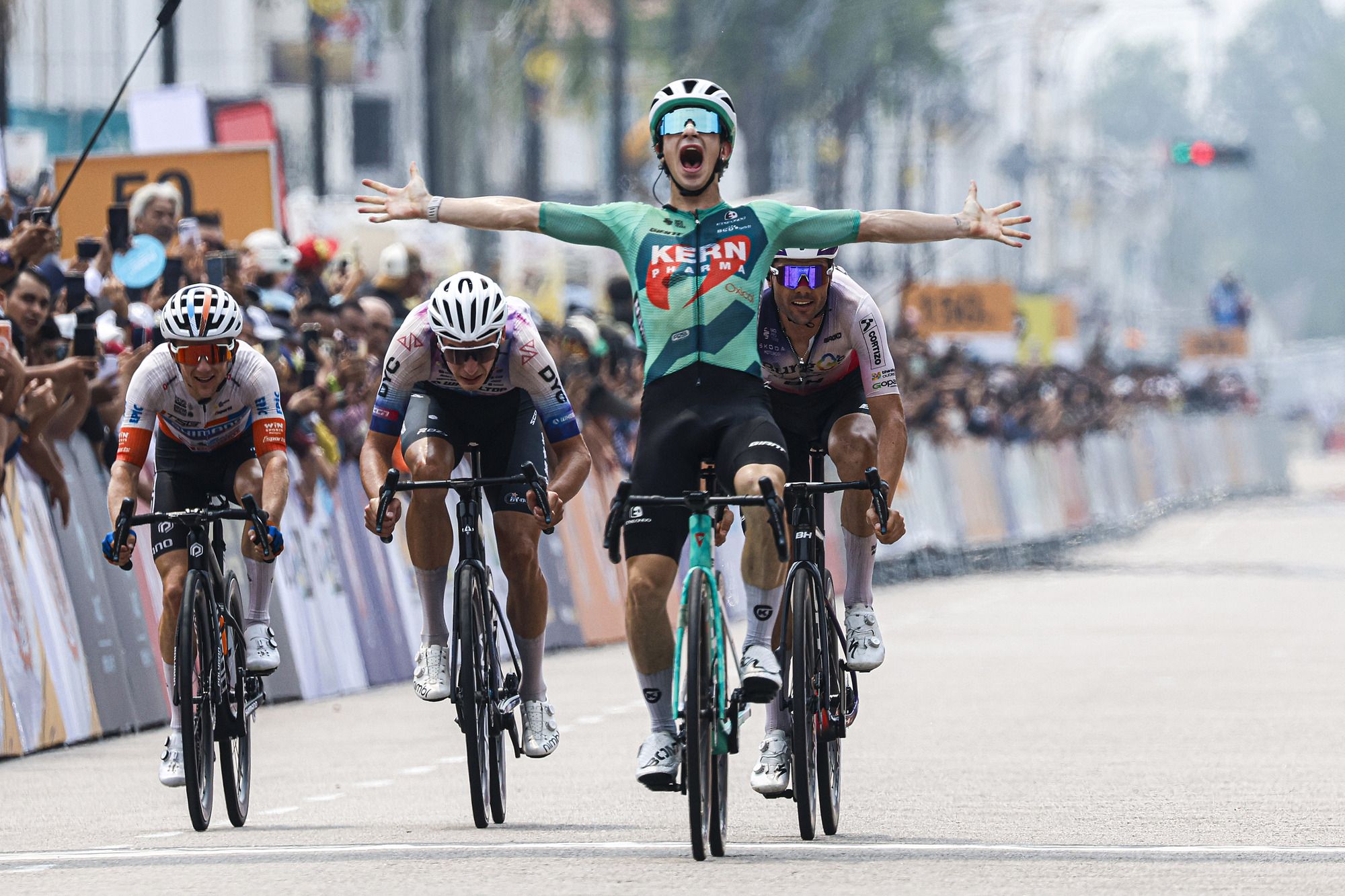 Nil Gimeno se estrena en Langkawi y Jasch mantiene el control antes del cierre