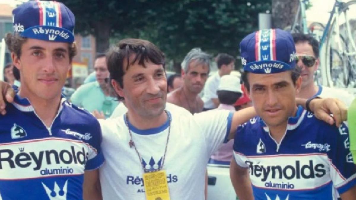 Ángel Arroyo junto a Pedro Delgado y su director en Reynolds José Miguel Echávarri