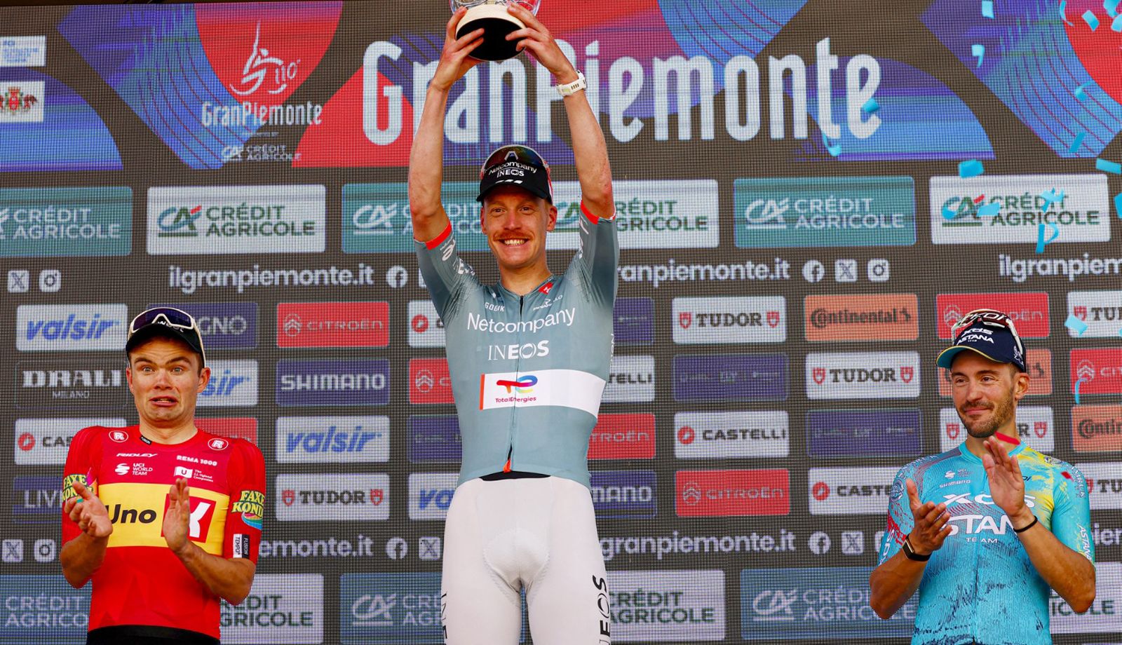 Podio del Gran Piemonte 2026, con Godon, Charmig y Bettiol