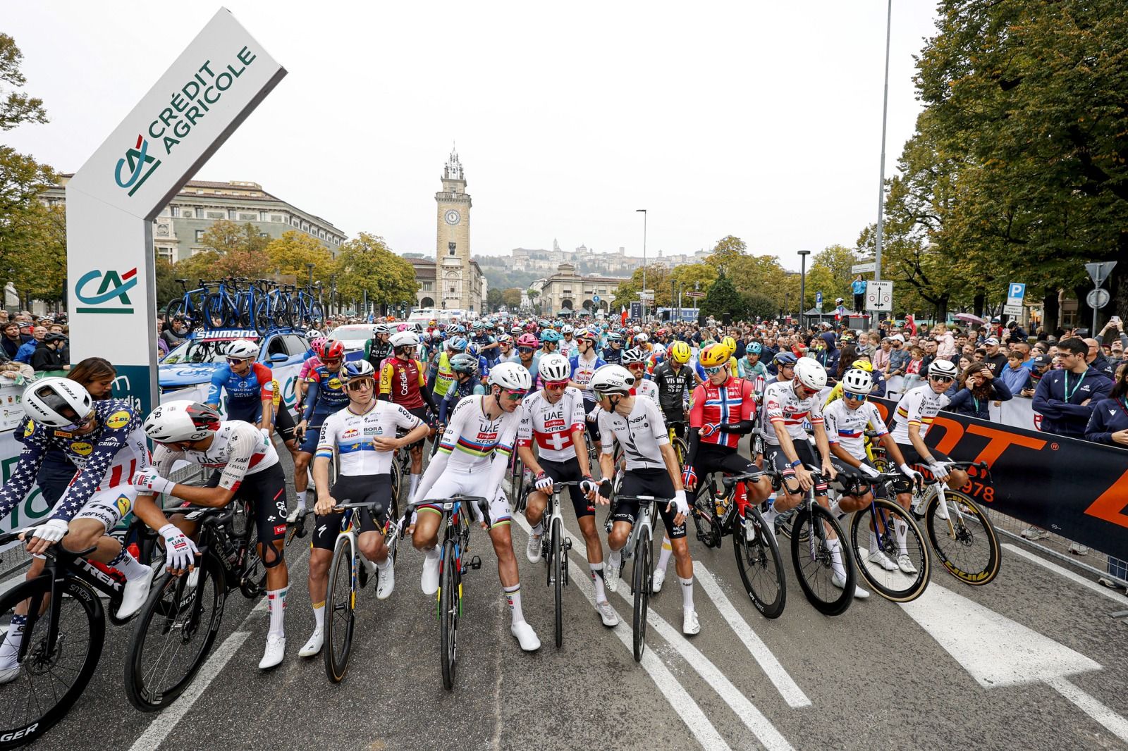 Parón de los ciclistas en la salida de Il Lombardia