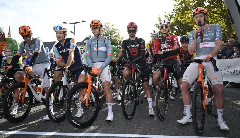 Ante de la salida de la Paris-Tours hubo una protesta para reclamar más seguridad; luego llegaría la super-montonera