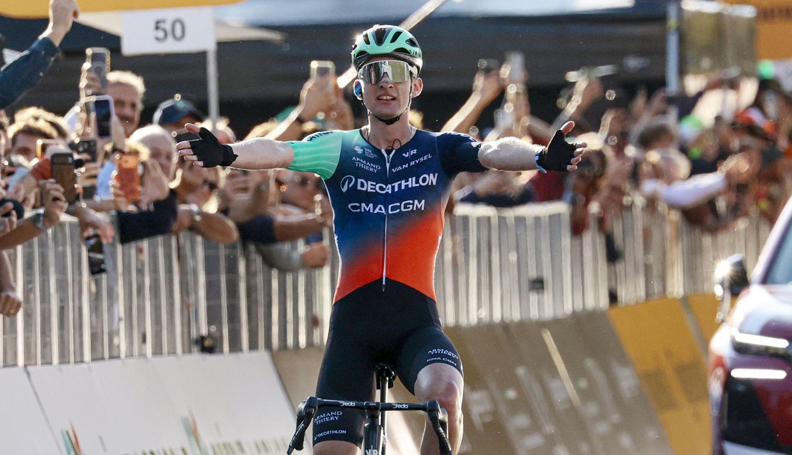 Paul Seixas celebrando su victoria en Il Lombardia