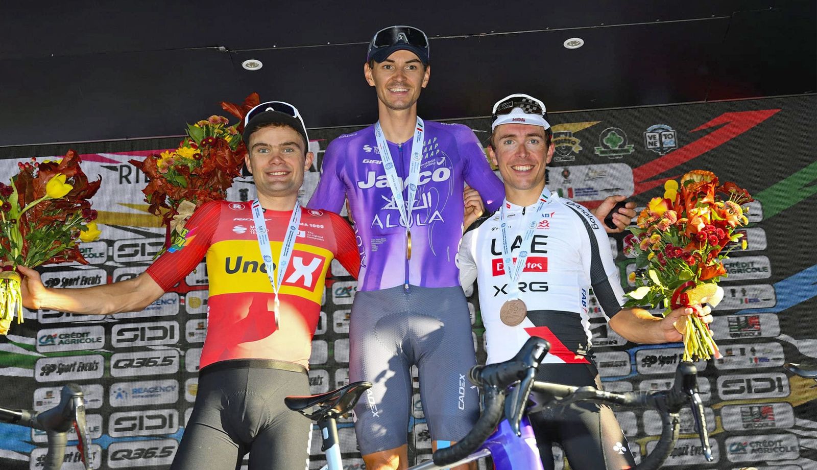 Podio del Giro del Veneto 2026, con Covi, Charmig y Cosnefroy
