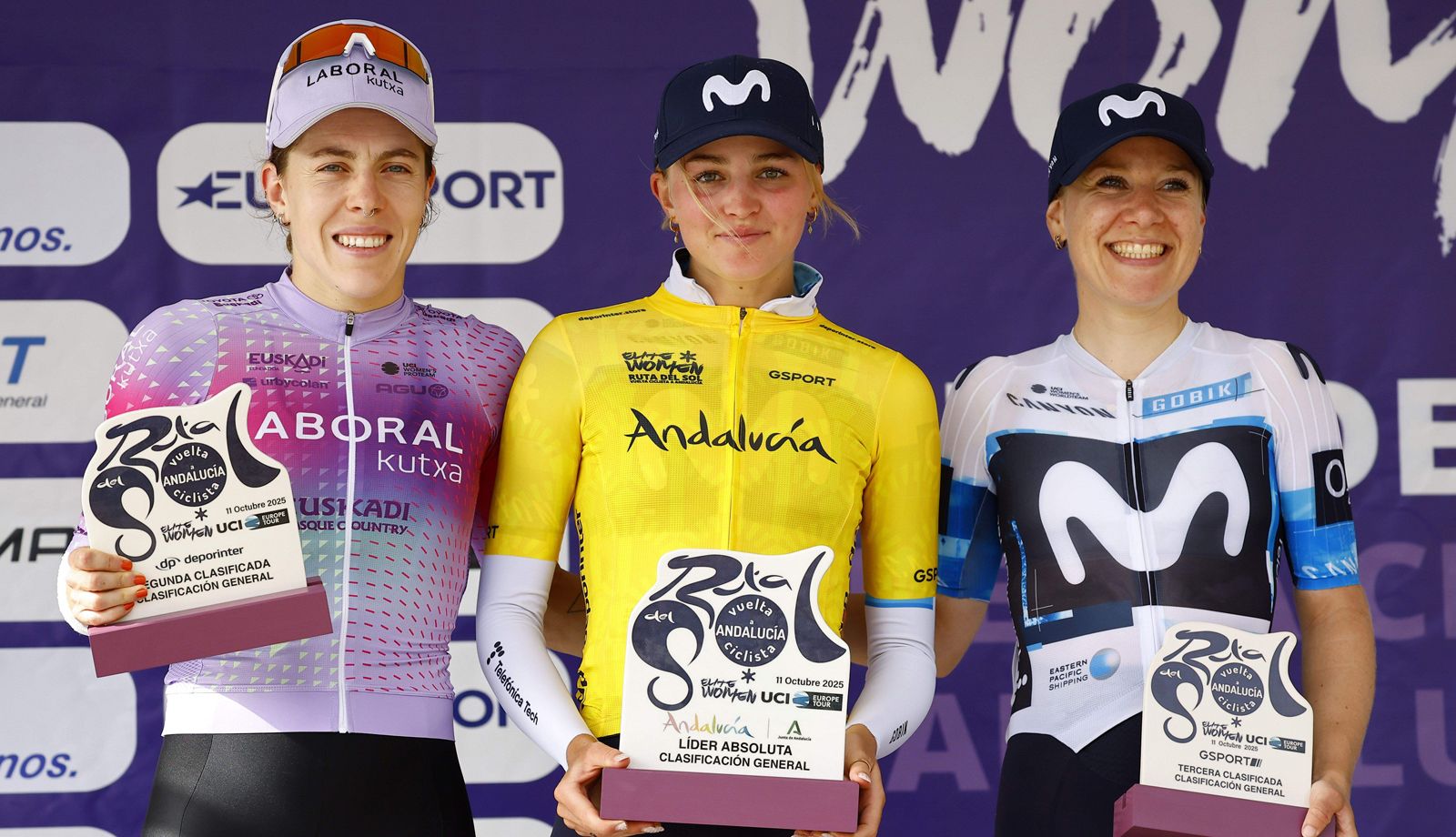 Podio de la Vuelta a Andalucia femenina 2025, con Cat Ferguson, Usoa Ostolaza y Mareille Meijer