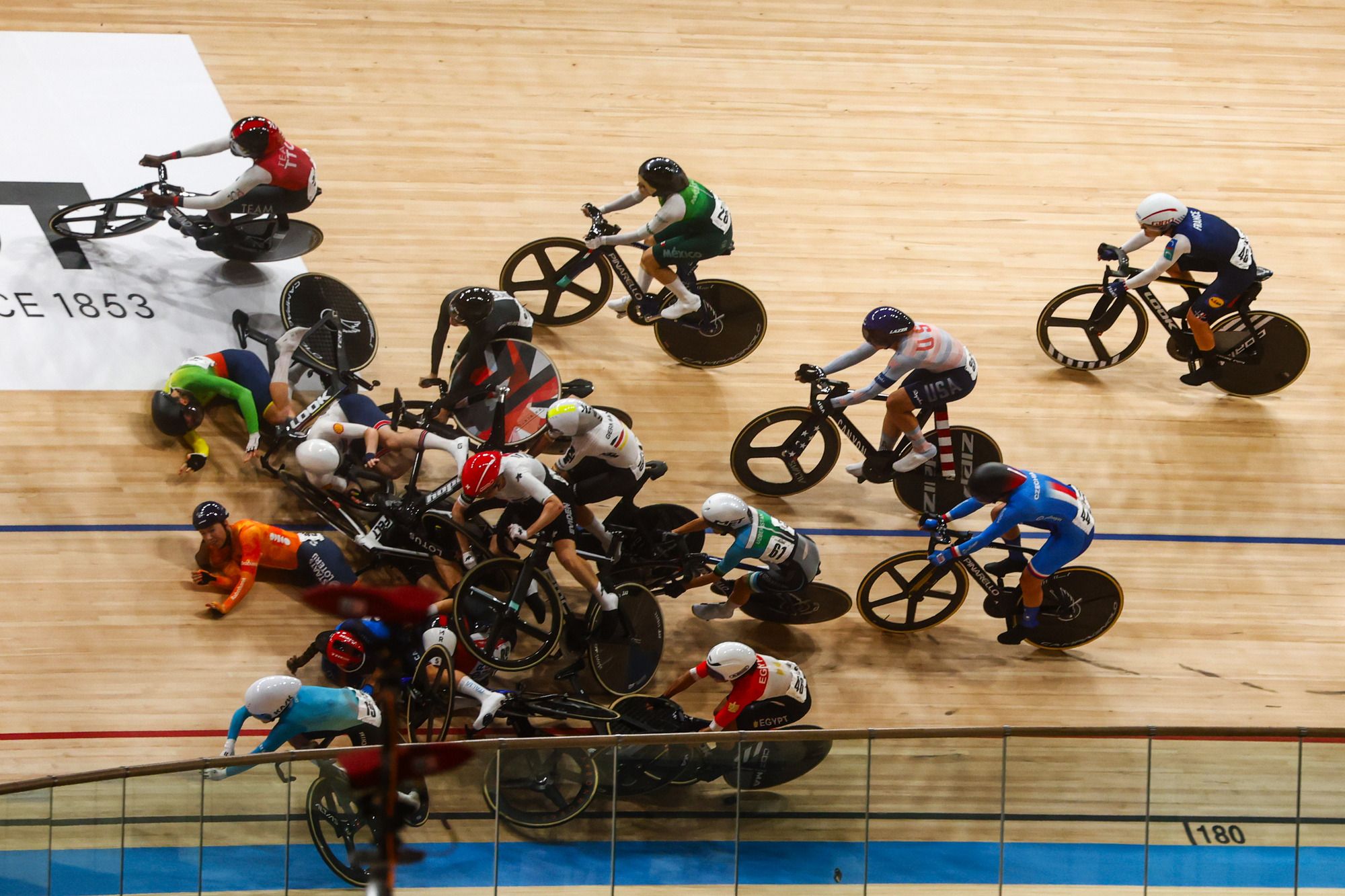 El vídeo de la caída más bestia del año que le ha costado el Mundial a Lorena Wiebes. Foto: Luis Ángel Gómez/Sprint Cycling Agency