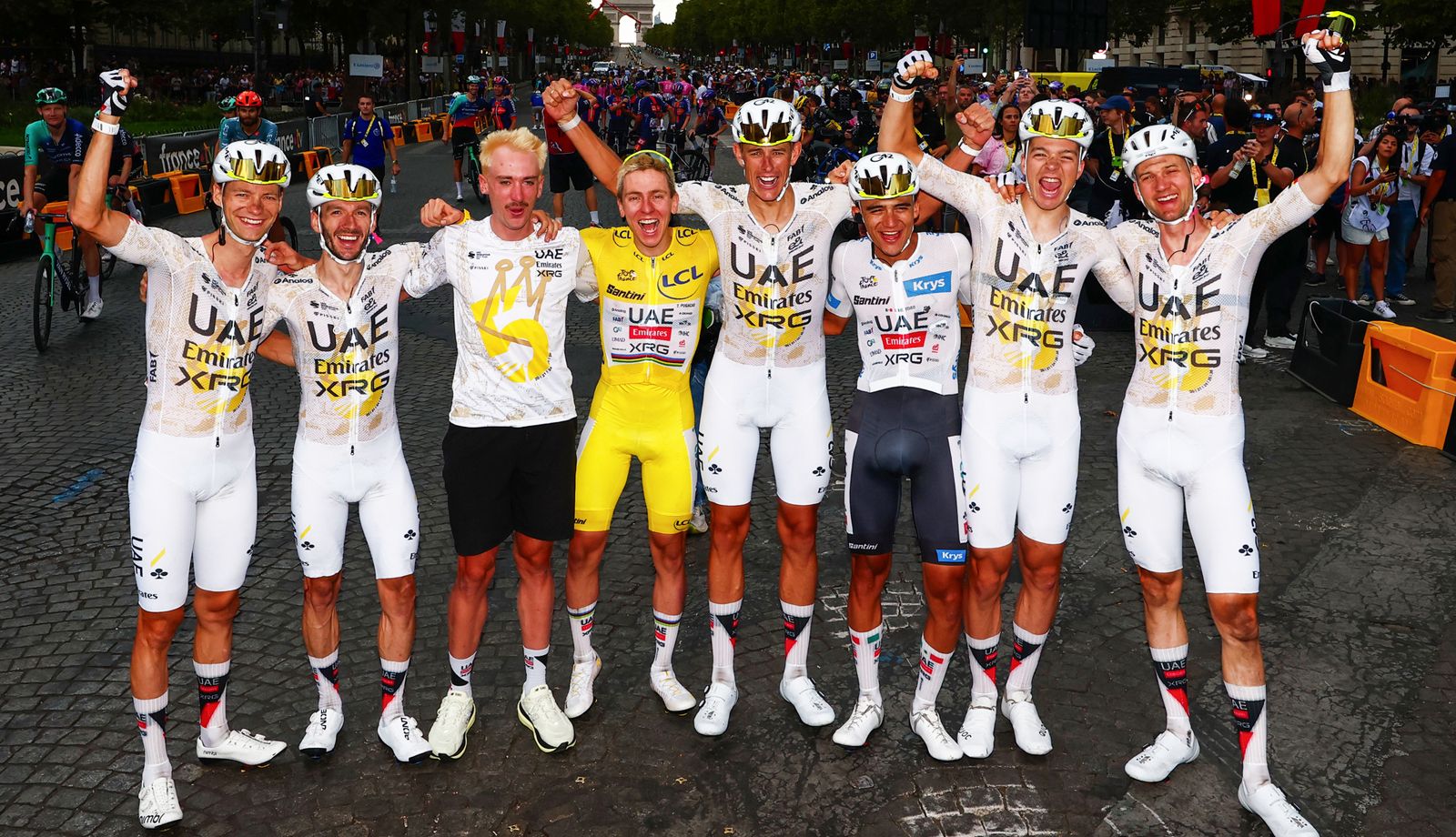 Pogacar y sus compañeros del UAE celebrando en los Campos Elíseos de Paris su victoria en el Tour de Francia 2026