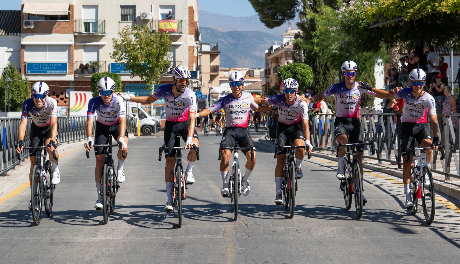 Los siete ciclistas del Burgos Burpellet BH que completaron La Vuelta, en la etapa final en Granada.