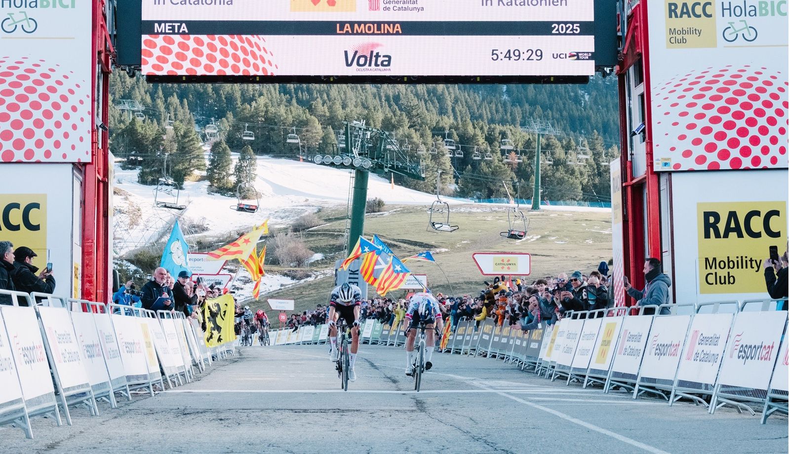 Juan Ayuso y Primoz Roglic protagonizaron un cerrado final de etapa en La Molina en la Volta a Catalunya 2025