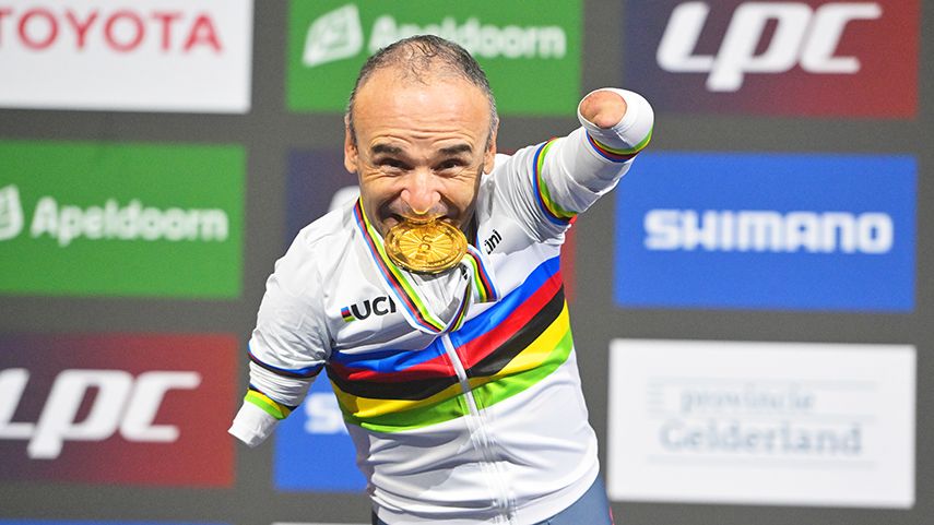 Ricardo Ten celebra su nuevo maillot arco iris