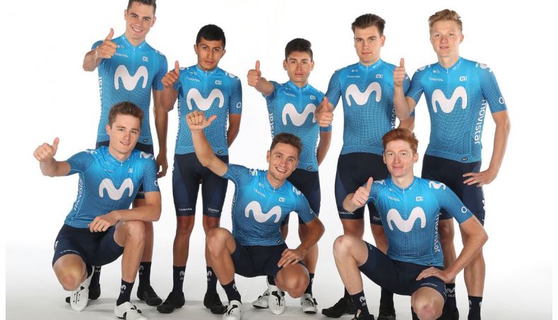 Elosegui, abajo en el centro, junto al resto de debutantes en el Movistar Team 2020