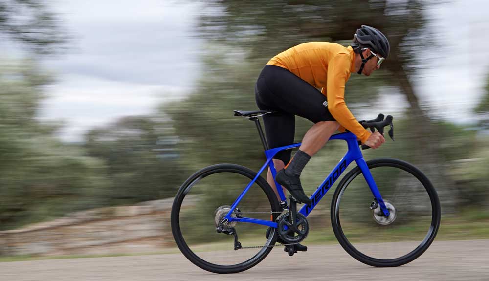 JOAQUÍN VISTE: CASCO: Rudy Project Venger 139,90 €, MAILLOT: Sportful Monocrom Thermal Jersey 119,90 €, CULOTE: Sportful BFP Thermal Bibshort 119,90 €, ZAPATILLAS: fi’zi:k Vento Powerstrap R2 Aeroweave 350 €, GAFAS: Rudy Project Spinshield 139 €.