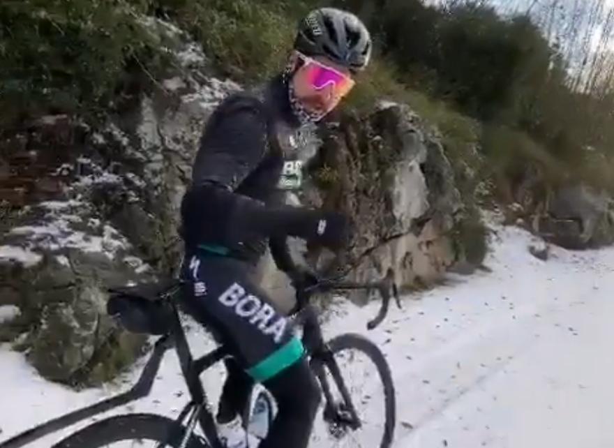 Peter Sagan, 'pedaleando' sobre la nieve: "Hemos hecho 5 horas y no podemos llegar a casa".