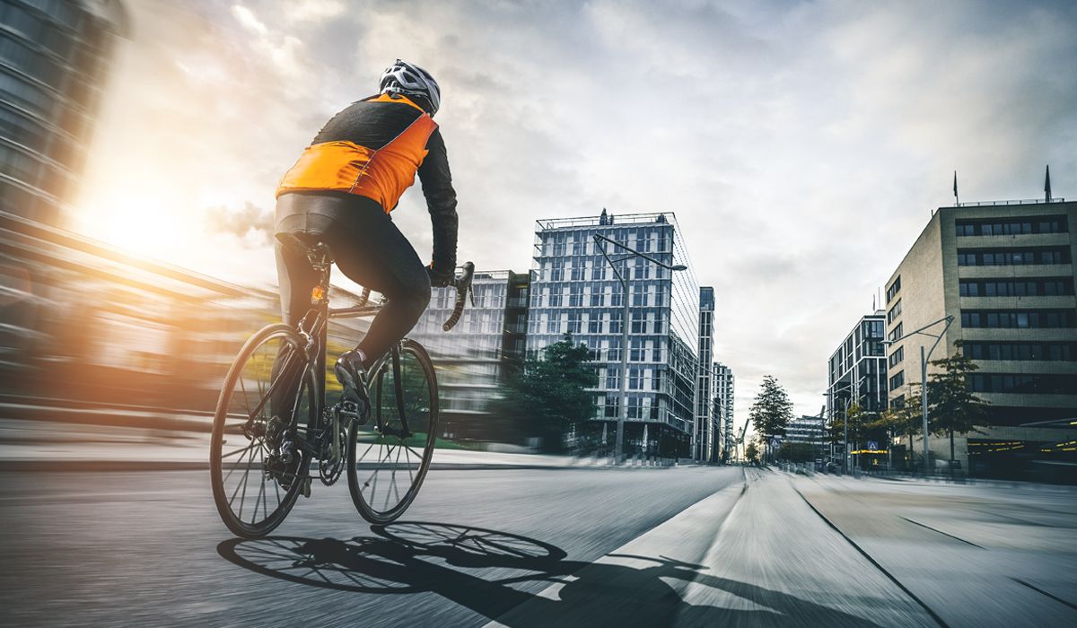 Las 17 reglas para circular seguro en bicicleta por la ciudad. Foto: iStock