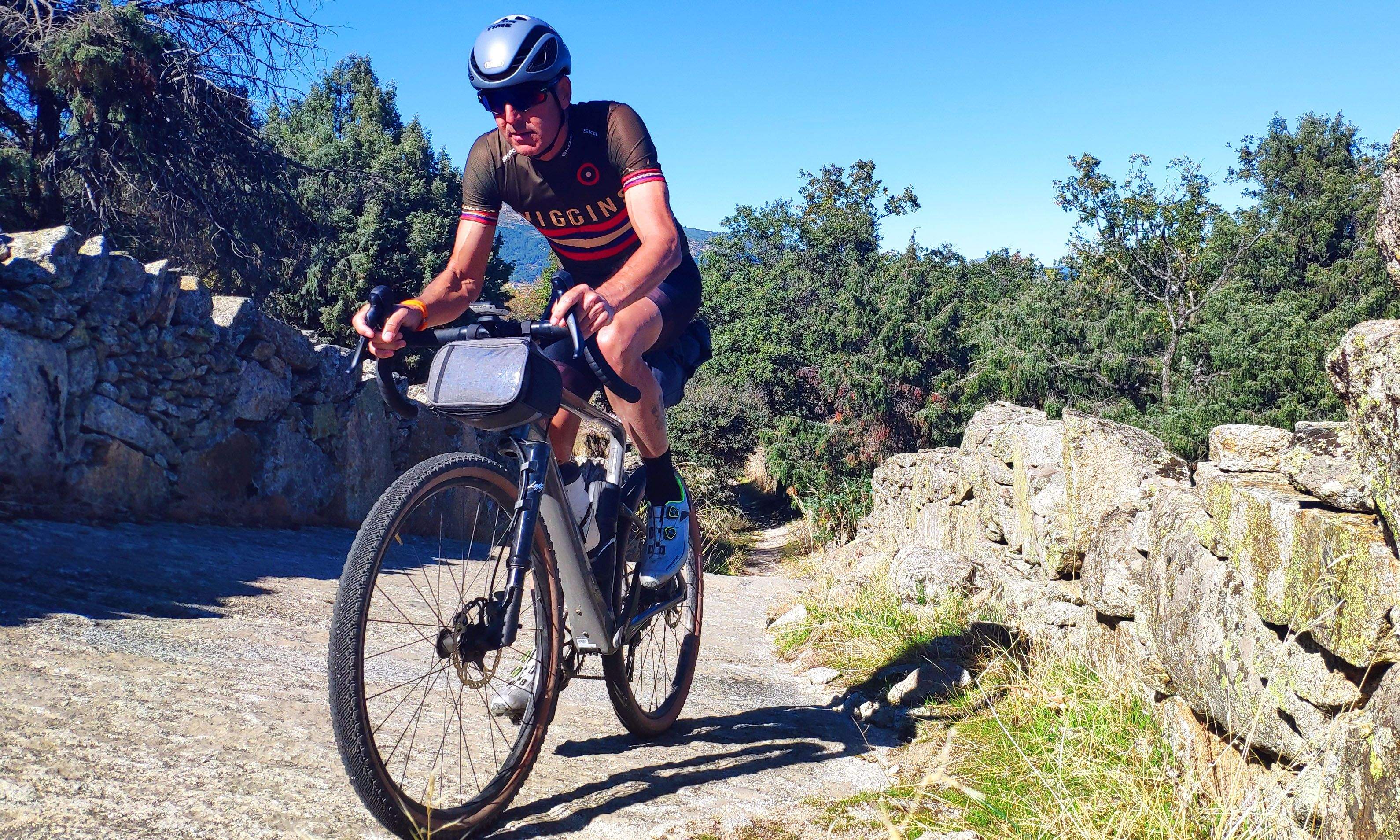 Pistas o carreteras en mal estado, la Topstone domina cualquier terreno.