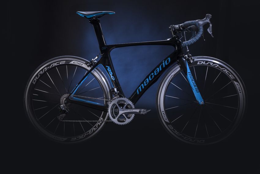 Macario presenta su nueva bicicleta por su 65 aniversario