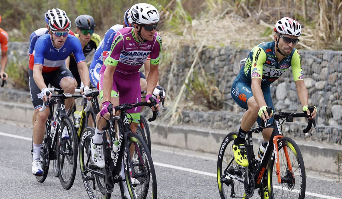 Ciclistas del Bardiani y el Vini Zabú en una imagen del Giro 2020. Foto: Luca Bettini/BettiniPhoto Ciclistas del Bardiani y el Vini Zabú en una imagen del Giro 2020. Foto: Luca Bettini/BettiniPhoto