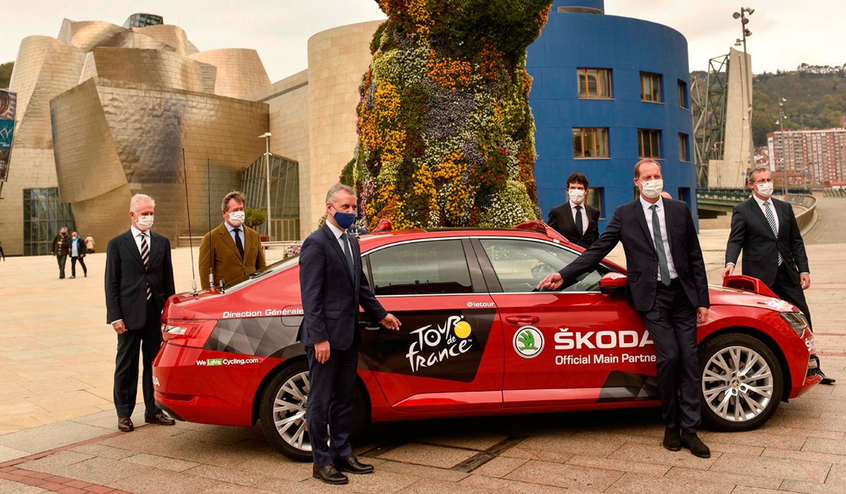 El director del Tour de Francia, Christian Prudhomme, junto al lehendakari, Iñigo Urkullu, durante la presentación de la salida del Tour de Francia de 2023.