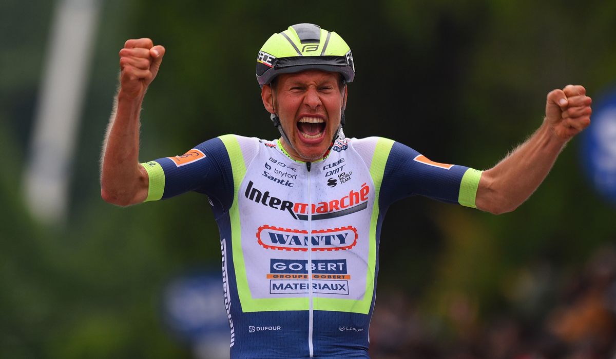 Taco van der Hoorn logra el triunfo de su vida tras culminar una fuga de más de 180 km. Foto: Dario Belingheri / Bettini Photo