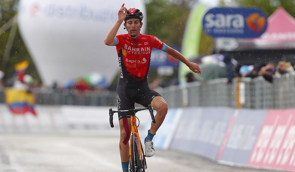 Gino Mäder, ganador en la cima de San Giacomo. Foto: Luca Bettini / Bettini Photo