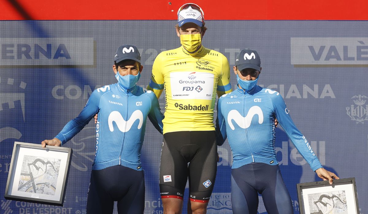 Podio de la VCV de este año, con Stefan Küng, ganador, flanqueado por los Movistar Nelson Oliveira y Enric Mas.