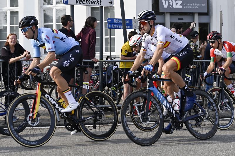 Van Aert no tuvo las piernas deseadas, y Erviti siempre ejemplo de profesionalidad en los compases iniciales.