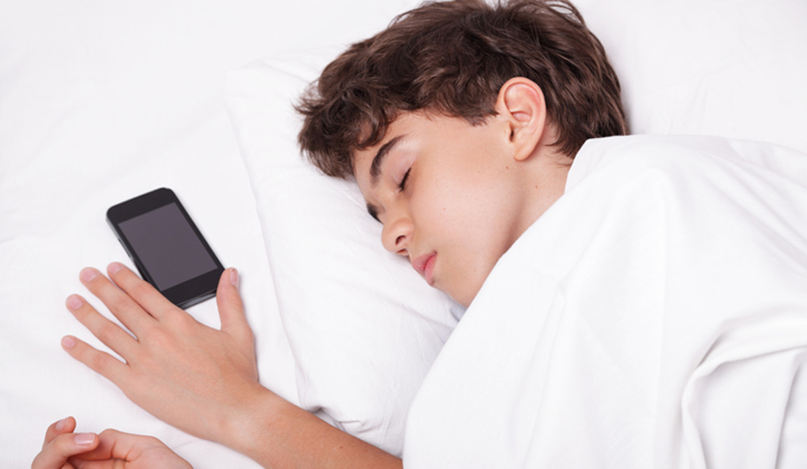 Estudio sobre el uso de móvil por la noche y la calidad del sueño en deportistas